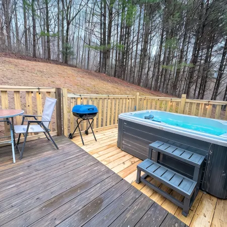 Relax @ Mt. Melody Log Cabin. Brand New Hot Tub and Masterbath. by Trout Stream