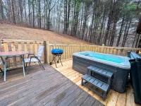 Relax @ Mt. Melody Log Cabin. Brand New Hot Tub and Masterbath. by Trout Stream - シャレー