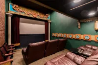 The Downtown Omaha Oasis- over 10,000 sq ft includes arcade & rooftop w/ hot tub - Homestay