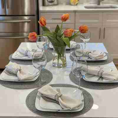 Spacious Downtown 2BR w/ Parking Dining/Meeting Rooms