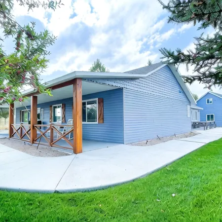 Hot Tub, Game Room, Only 2 Blocks from the Lake!