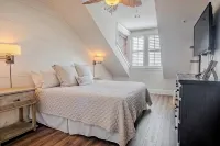 NEW!2BR Carillon Condo. 5 min walk 2 beach,Pools,Pickleball, Incl beach chairs. - 4-Star