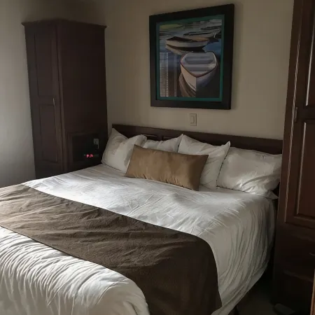 Stylish 2 bdrm 2 ba recently remodeled with many amenities for you to enjoy!
