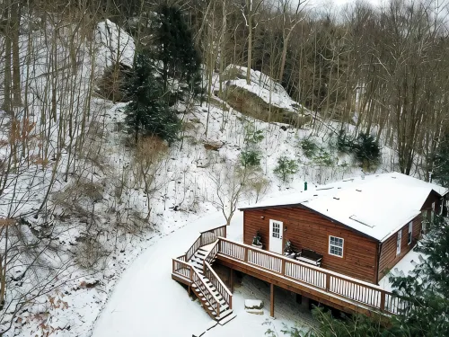 Hocking Hills Cabin- private hot tub, hiking trail, caves, fire pit, pool table - Boutique