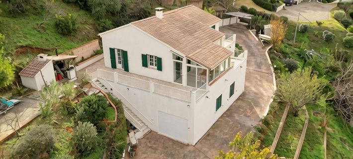 In Furnangina, family villa with sea view, mature garden and swimming pool 聖弗洛朗住宿飯店