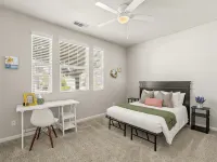 Clovis House, Sleeps 10, Hammock, Covered Patio, Game Table - Homestays
