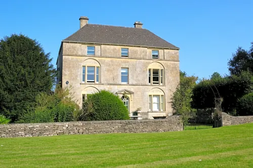 Aylworth Manor - Bed and breakfast