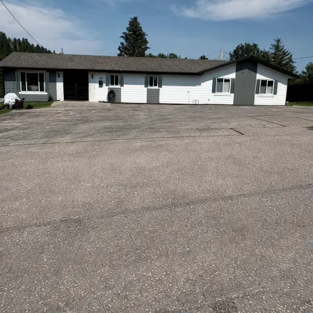 Huge 6-Bedroom House in Charming Lead w/ Plenty of Trailer Parking, Hotels in Lead