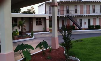 Nassau Holiday Motel