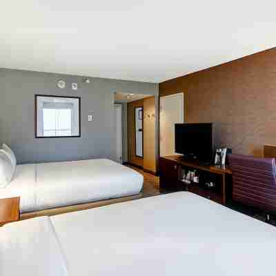 DoubleTree by Hilton West Edmonton Rooms
