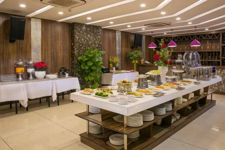 Lavender Riverside Hotel Отели рядом с достопримечательностью «Cao Dai Temple»
