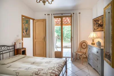 Villa with Pool in Provence -Villa Romantique Sleeps up to 12+4 in Optional Gite Hotel in zona Château de Beaucaire
