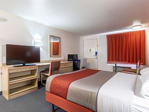 Travelodge by Wyndham Lansing