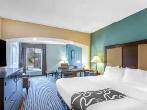 La Quinta Inn & Suites by Wyndham Stonington-Mystic Area