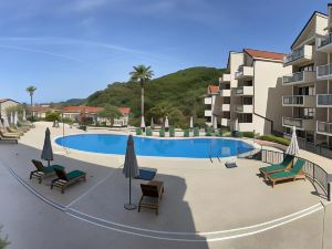 BH One Bedroom Apartment - Shared Pool