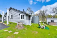 Waterfront Mariposa Hideaway Hot Tub and Mtn Views! 네바다 폭포 주변 호텔