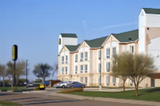 ซุปเปอร์ 8 บายวินด์แฮม เออร์วิง/สนามบิน DFW/นอร์ท โรงแรมใน