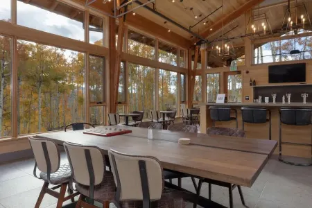 Luxury 4 BR House-sleeps 11+ with 3 king beds