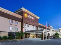 La Quinta Inn & Suites by Wyndham Goodlettsville - Nashville グッドレッツヴィルのホテル