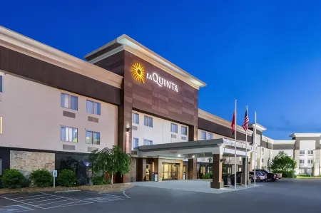 La Quinta Inn & Suites by Wyndham Goodlettsville - Nashville Отели в г. Риджтоп