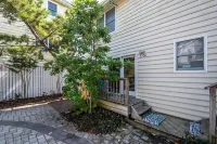 Oceanblock & Downtown Bethany - 1 bed/1.5 bathroom with Outdoor Space and Grill