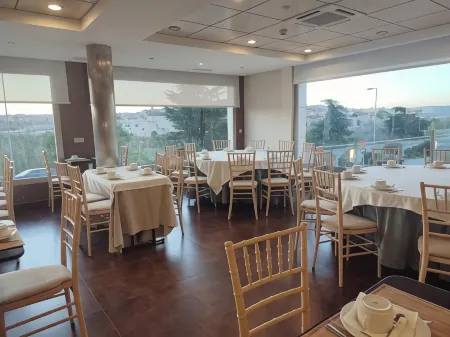 Hotel Sercotel Cuatro Postes Отели рядом с достопримечательностью «The Four Posts»