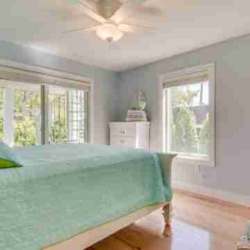 Beachfront Luxury Home-Lake Views, Fire Pit, Large Yard, Game Room-Walk to Town Rooms