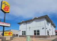 Super 8 by Wyndham Denver Central فنادق في North Washington