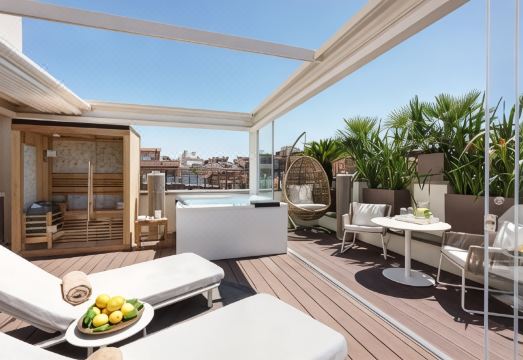 [Hotel Vilòn의 럭셔리한 객실 내부 사진]