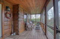 Lovely log cottage by the lake
