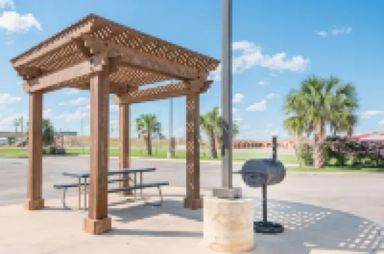 Super 8 by Wyndham Dilley TX