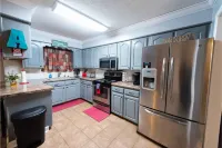 Charming Oasis with Tesla Charger and Backyard Retreat - Cozy Escape