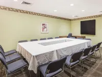 Econo Lodge Inn & Suites I-35 at Shawnee Mission Hotels in Overland Park