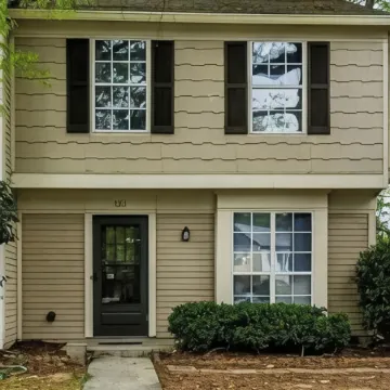 Cheerful 2 bedroom townhouse with indoor Fireplace