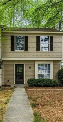 Cheerful 2 bedroom townhouse with indoor Fireplace Hotels near Silverbacks Park