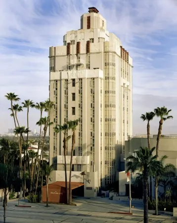 Sunset Tower Hotel Отели рядом с достопримечательностью «West Hollywood Chamber of Commerce»