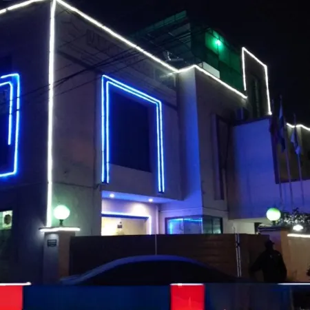 Rose Palace Hotel, Garden Town Отели рядом с достопримечательностью «Храм Дата-Дарбар»