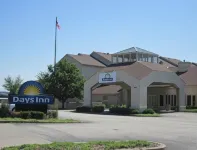 Days Inn & Suites by Wyndham St. Louis/Westport Plaza