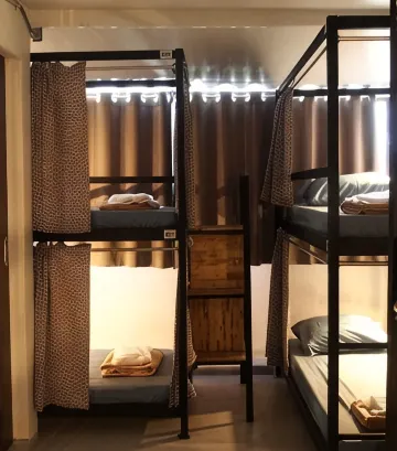 เตียงหอพักรวม (เตียง 2 ชั้น ไม่แยกชายหญิง)