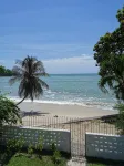 Little Heaven by Sky Hive, A Beach Front Bungalow -  Casas de vacaciones