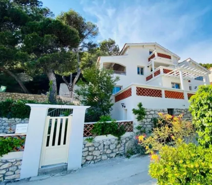 Magnificent villa facing the sea for 18 people
