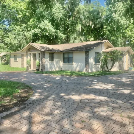Cozy house centrally located. 3mls to beach,7mls to speedway. Pet friendly