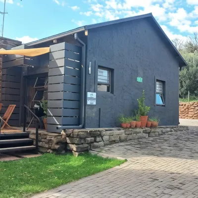 小旅館 South African Armour Museum附近的飯店
