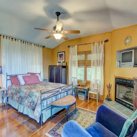 Carson's Run on Cedar Mountain--Cozy retreat with spectacular mountain views.