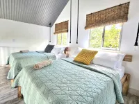 Charming 1-bedroom chalet in lush Poas with cascading pools & raw nature  WiFi - 民宿