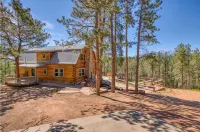 Spacious cabin in the woods w/ a private hot tub, deck, & fireplace  SUV  needed - ブティック