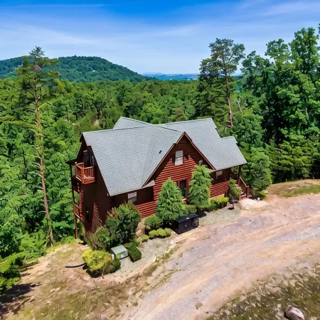 Renovated Cabin. Hot tub, Arcade, Pool Table, Shuffle Board, Dollywood, Parking