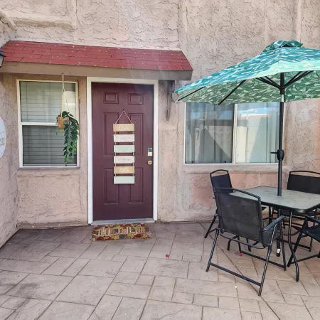 Cozy 2BR - Patio - Pet Friendly