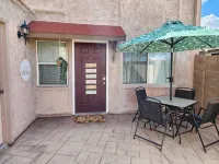 Cozy 2BR - Patio - Pet Friendly - 방갈로