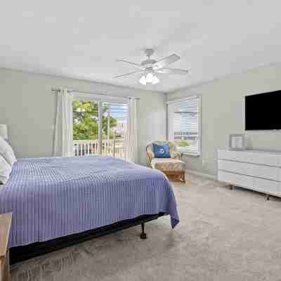 Chix Beach. Spacious 3 bedroom 2 bath condo in the best area of Virginia Beach. Rooms